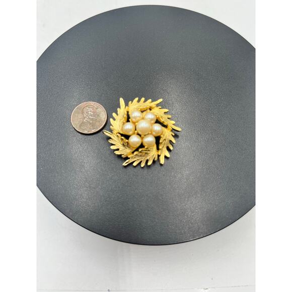 Vintage Unsigned Gold Tone Faux Pearl Cluster Wreath Brooch - Picture 3 of 7